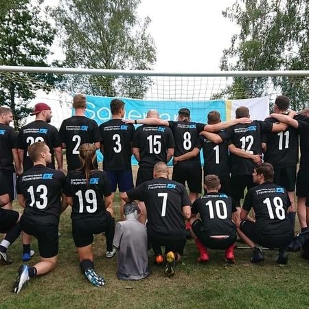 Fußballmannschaft mit Trikots, welche von uns gesponsert wurden